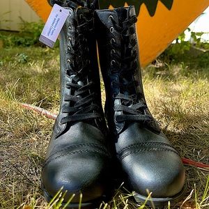 NWT Size 9 Black Memory Foam Boots